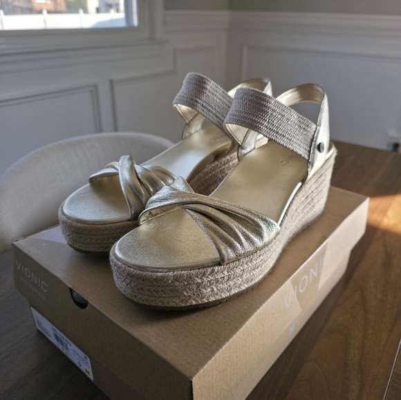 Vionic - Darla - New With Box - Picture 7 of 8